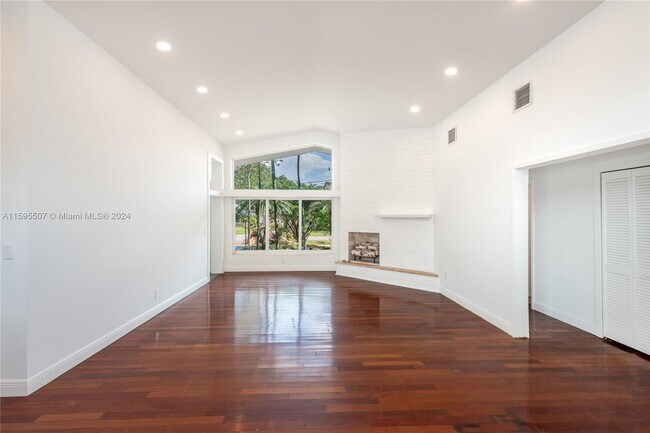 Foto del edificio - 2570 NE 200th St