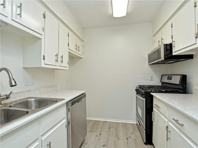 Foto del edificio - 2425 Ashdale Dr