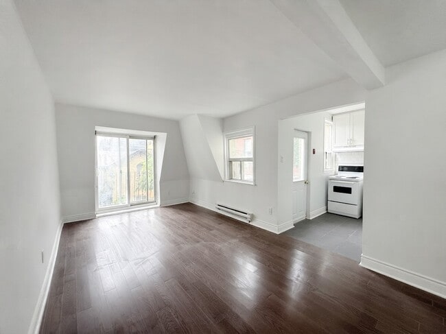 Building Photo - 181 Gerrard St E