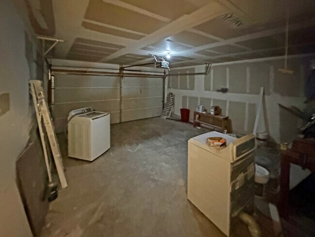 Building Photo - 3 Bedrooms 2 Baths