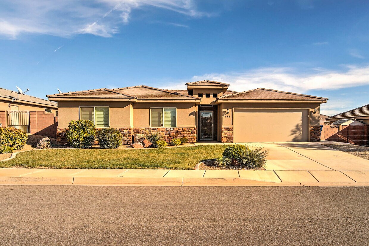 Foto principal - 3 bed 2 bath home with fully-fenced yard
