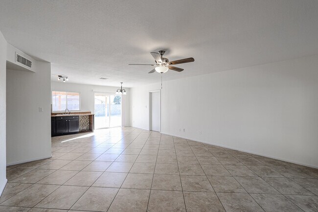 Foto del edificio - 8835 W Devonshire Ave