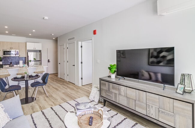 Building Photo - 75 Baldwin St