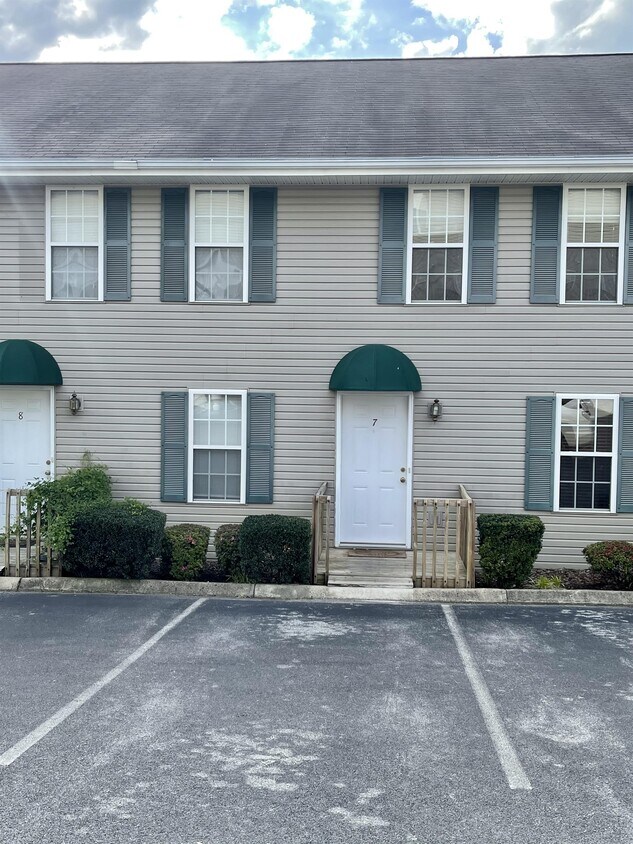 Primary Photo - 7 Lake Village Ct