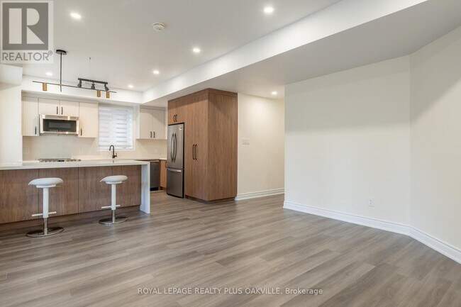 Building Photo - 2339 Awenda Dr