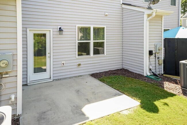 Building Photo - Three Bedroom Home!