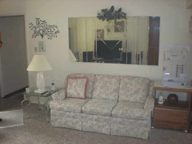 LIVING RM - 7146 Harding St
