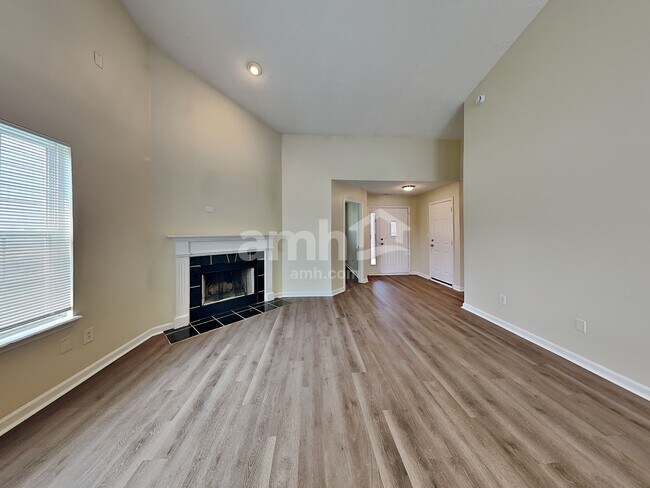 Foto del edificio - 18 Spring Lake Dr