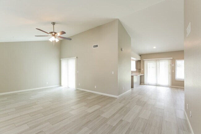 Foto del edificio - 1237 E Wickieup Ln