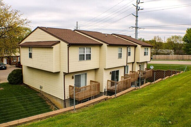 Foto del edificio - $1,300 | 2 Bedroom, 2.5 Bathroom Townhome | Pet Friendly | Available for July 1st, 2026 Move In!