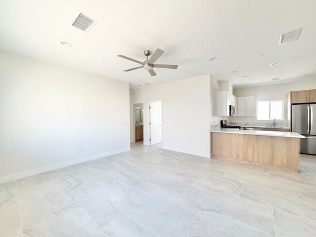 Building Photo - AVAILABLE NOW!! Beautiful 3 Bedroom 2 Bathroom Home in Cathedral City