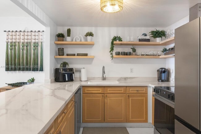 Building Photo - 2301 Collins Ave