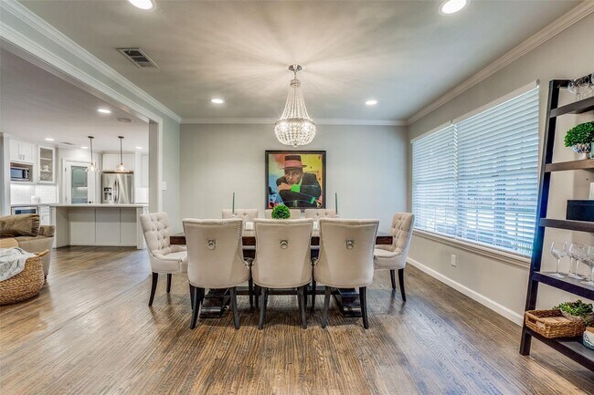 Foto del edificio - 6711 Kingsbury Dr