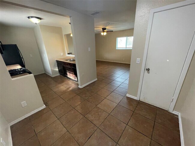 Foto del edificio - 6253 Manor Rd