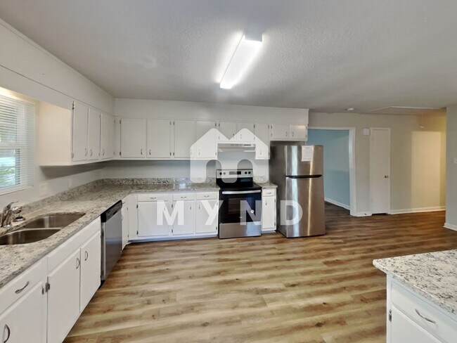 Building Photo - 1717 Collier Dr