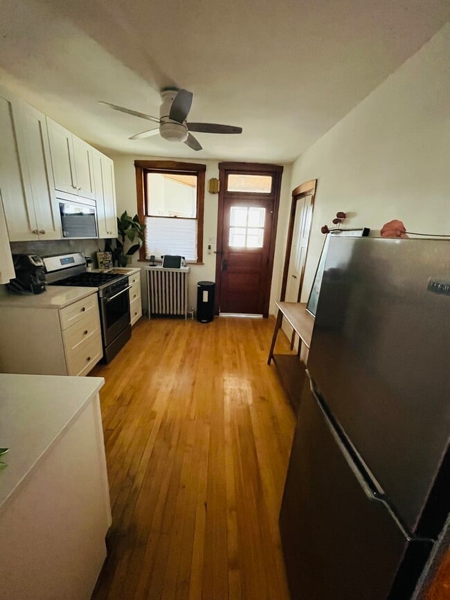 Building Photo - 5133 W Wrightwood Ave