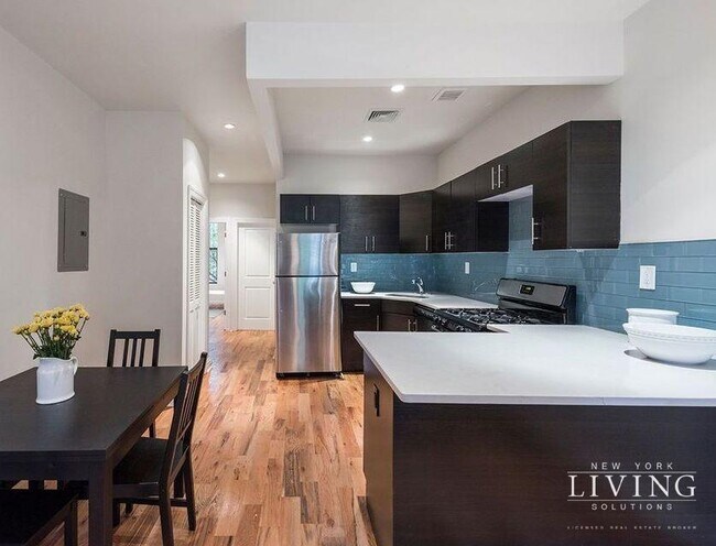Building Photo - Large 2 bed 2 bath with w/d in unit