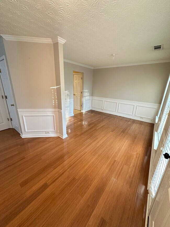 Entrada principal con comedor formal a la derecha. - 2562 Plymouth Way