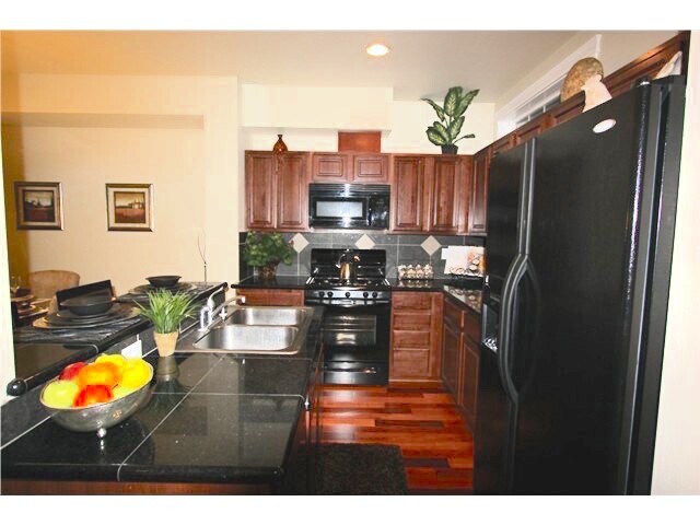 Cocina con estufa de gas. Refrigerador de acero inoxidable. - 913 225th Place SE