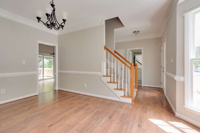 Foto del edificio - Charming 4-Bed Home with Fenced-in Backyard in Leesville District