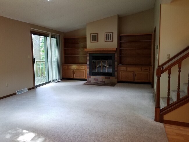 Built in bookshelves/electric fireplace - 1248 Dolen Pl