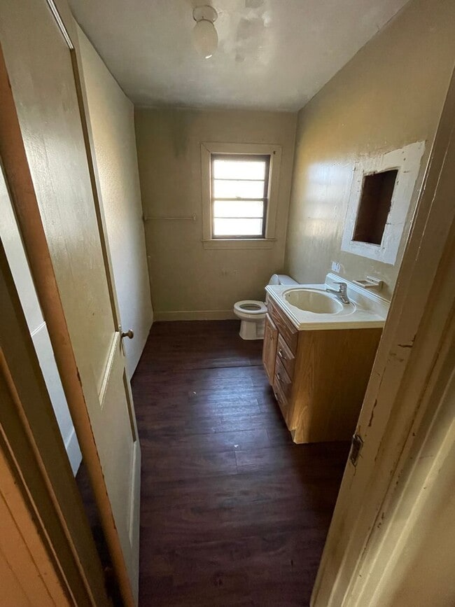 Building Photo - 3 bedroom 2 bathroom house
