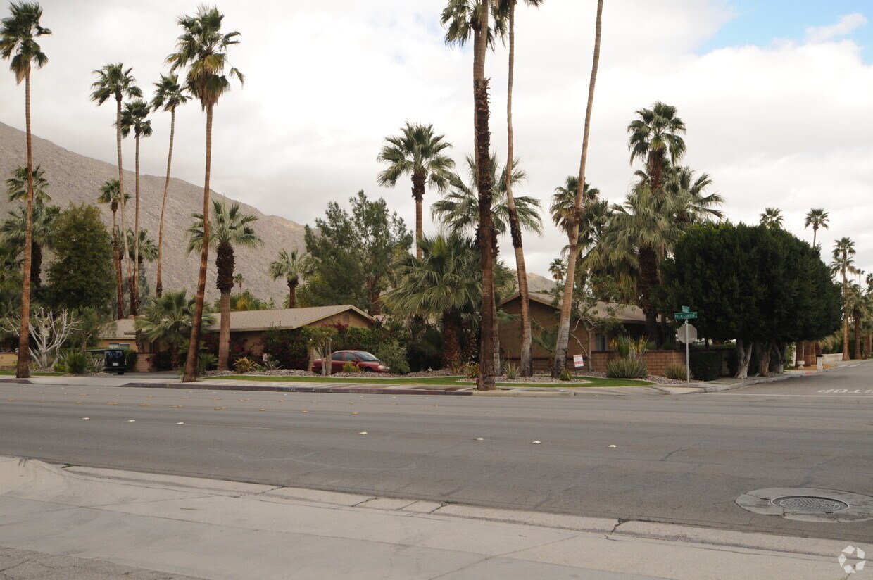 Primary Photo - El Moro Villa Apartments