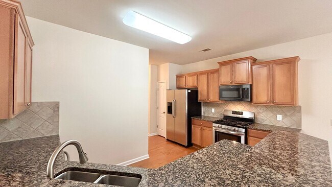 Foto del edificio - Alpharetta 4 Bedroom-3 Bathroom, Granite Counters, Stainless Appliances, Hardwoods
