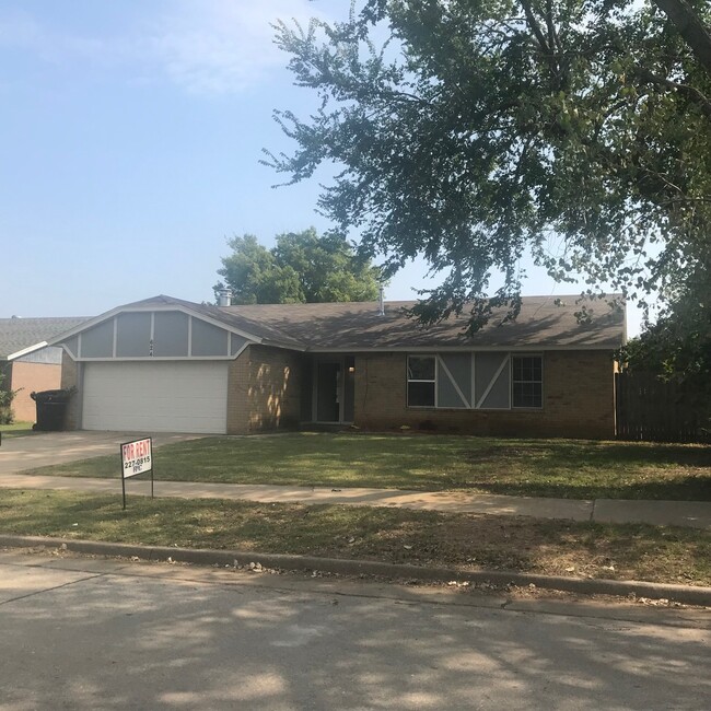 Building Photo - House in Moore!