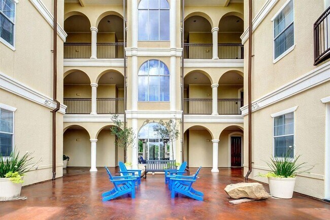Foto del edificio - 7134 Mapleridge St