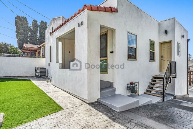 Building Photo - 1231 Hyperion Ave