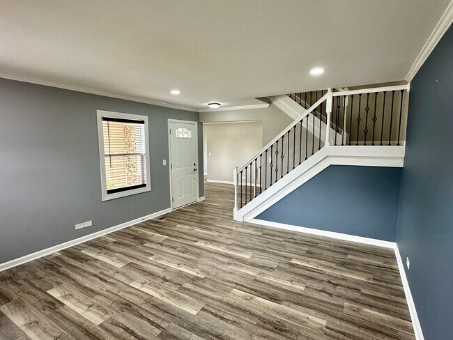 Building Photo - 890 Colony Lake Dr