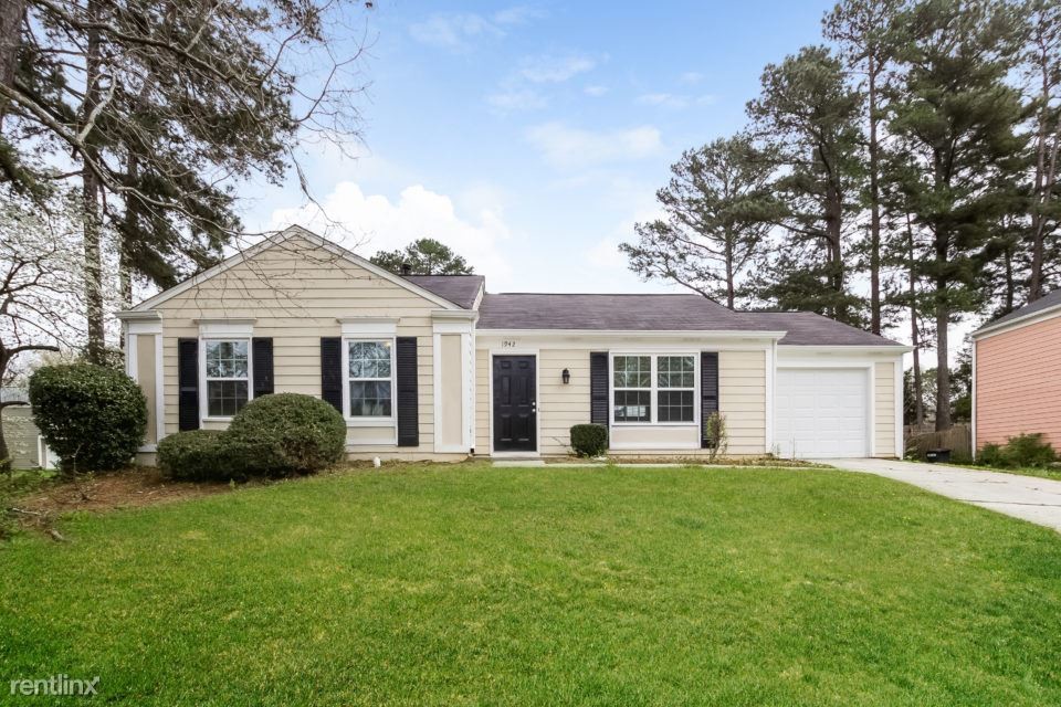 Foto principal - 1942 Longwood Ct