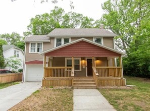 Building Photo - 109 S Russell Ave
