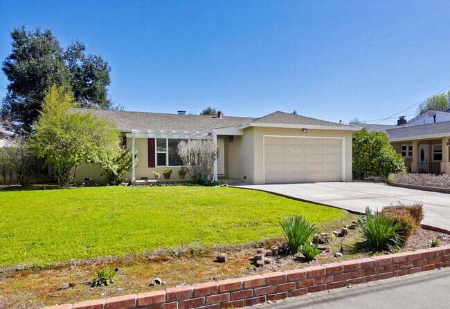 Building Photo - Awesome Home Located in a quiet tree lined...