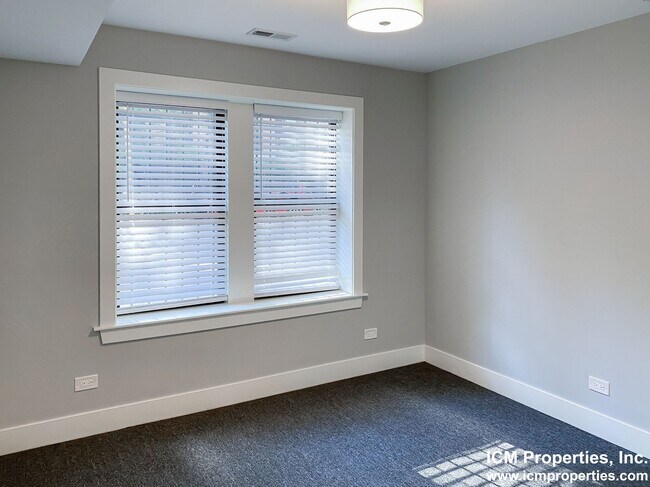 Foto del edificio - 344 W Dickens Ave