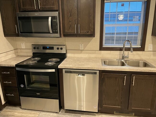 Foto del edificio - 6610 Lear Nagle Rd