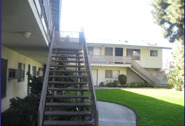 Building Photo - 17319 Vanowen St