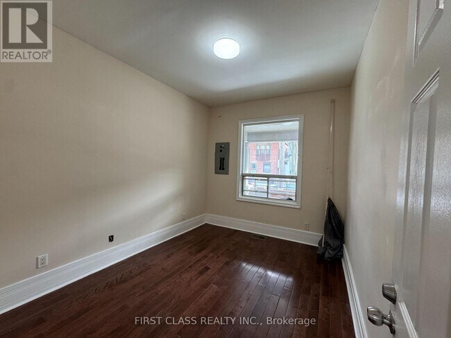 Photo du bâtiment - 30 Endean Ave