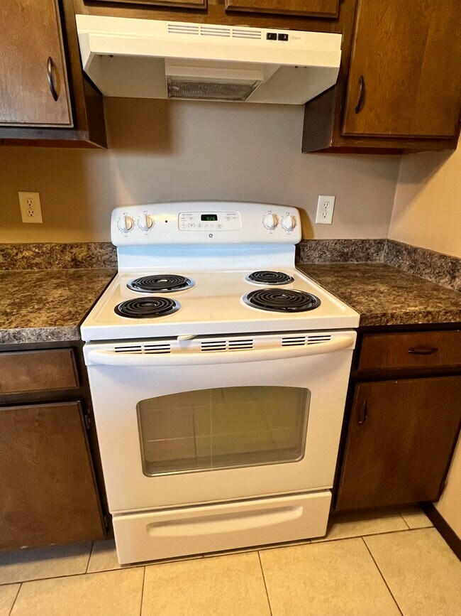 electric stove - 1832 Knox St