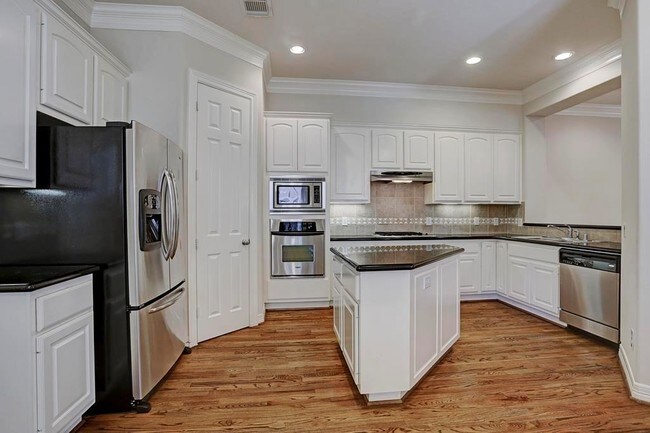 Building Photo - 2919 Royal Oaks Crest