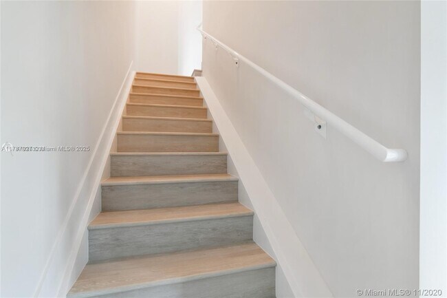 Foto del edificio - 2561 NE 193rd St