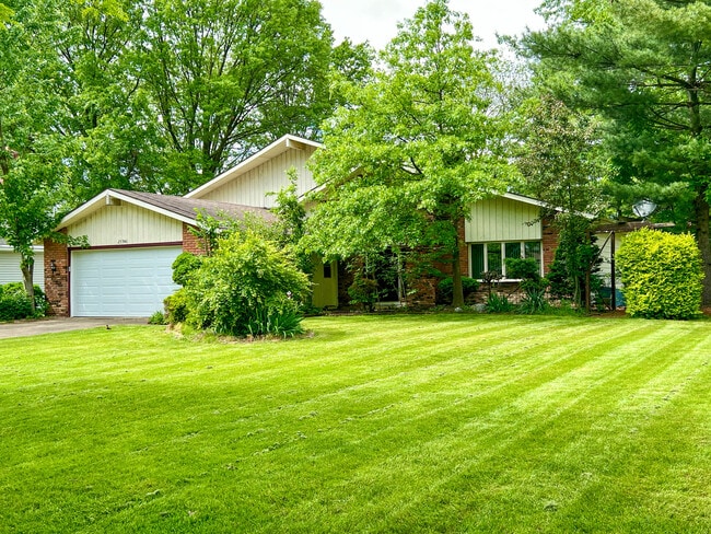 Building Photo - 25946 Tallwood Dr