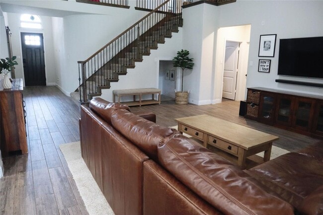 Building Photo - Room to S P R E A D out!