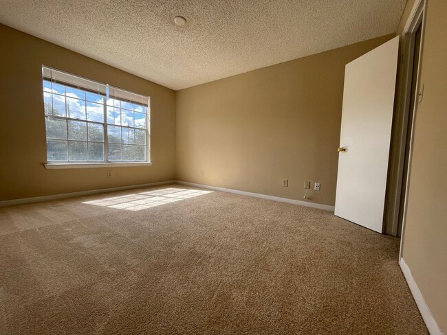 Building Photo - 2 BEDROOM 1 BATH CONDO AVAILABLE FOR RENT ...