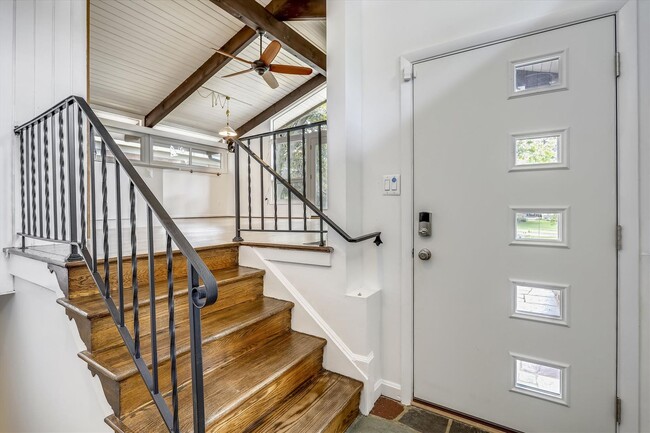 Building Photo - 3/3 Beautiful Contemporary Home in Greenwich Forest