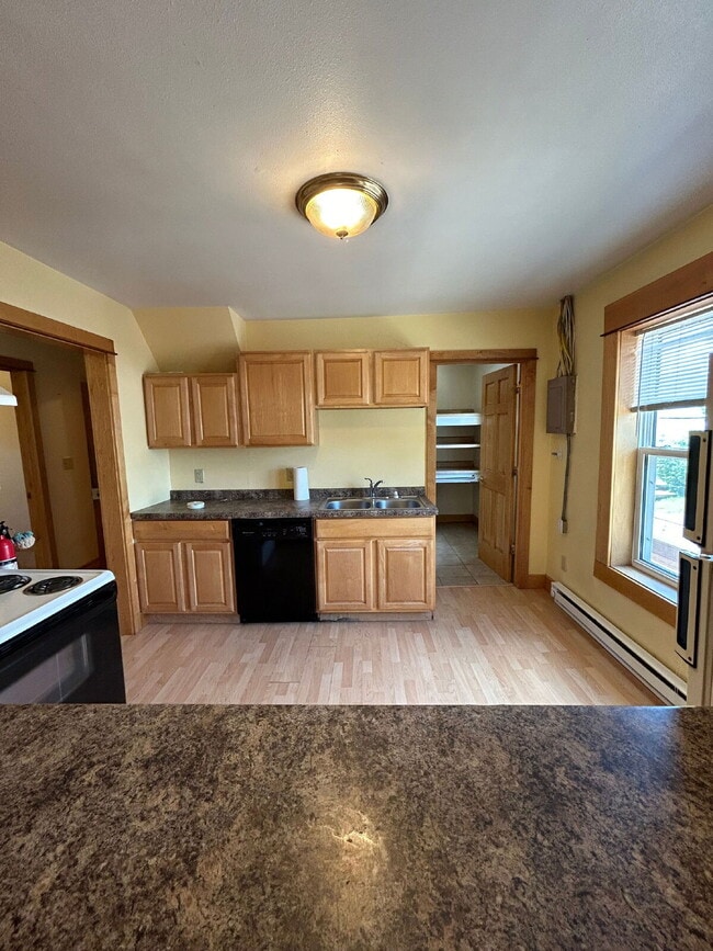 Building Photo - New On Market - 3 Bedroom, 1 Bathroom Duplex