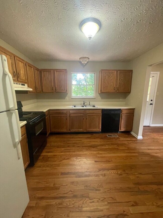 Foto del edificio - 3 bed, 2 bath, 2 car garage ranch style home with fenced yard.