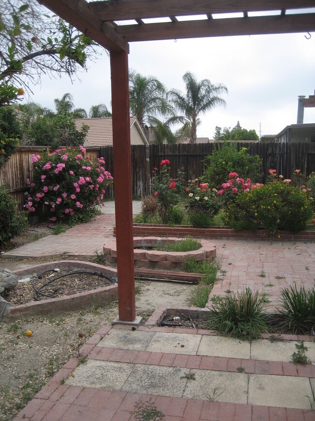 Building Photo - Charming 2 Bed / 2 Bath single story home located in a great family neighborhood
