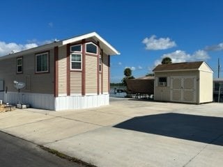 Lovely 1 Bedroom Park Model Home with Boat Dock on Chain of Lakes $1500.00. No Pets. - Lovely 1 Bedroom Park Model Home with Boat Dock on Chain of Lakes $1500.00. No Pets.